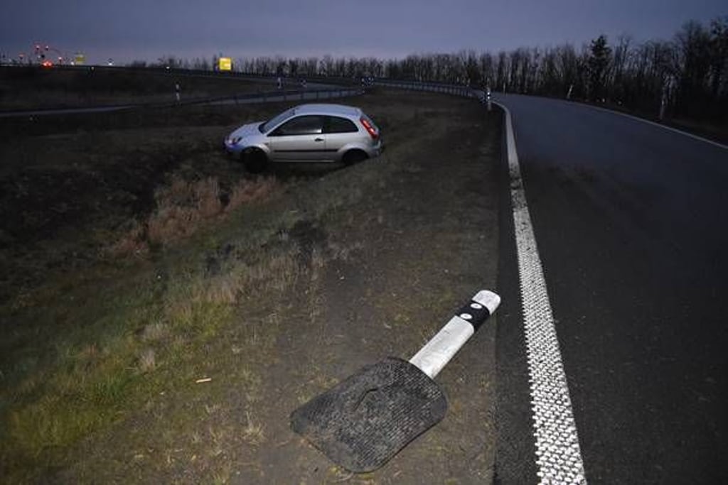 Der verunglückte Ford neben der A9-Ausfahrt.