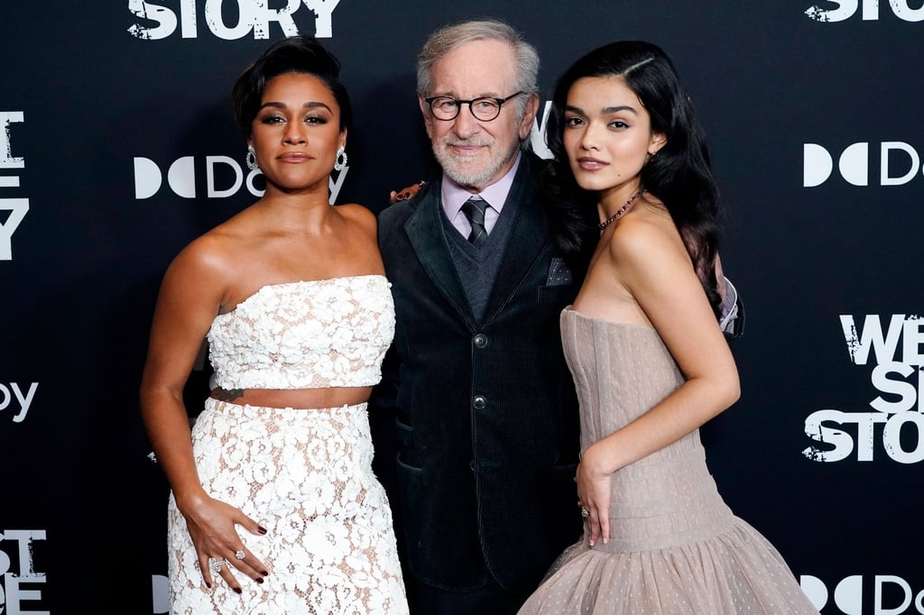 Ariana DeBose (l-r), Steven Spielberg und Rachel Zegler bei der „West Side Story“-Premiere in New York. Der Film hat den Golden Globe in der Sparte „Komödie/Musical“ gewonnen.