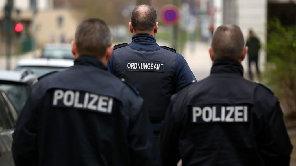 Im Vorfeld der Demonstration gegen die Corona-Politik am Montag hat die Polizeiinspektion Magdeburg rund 240 Personen ein Betretungsverbot für große Teile der Altstadt erteilt.