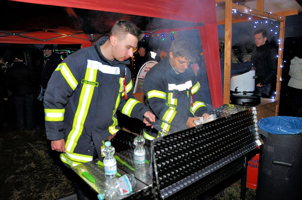 Matthias Streich und Michael Kamm (v. l.) waren die Grillmeister.