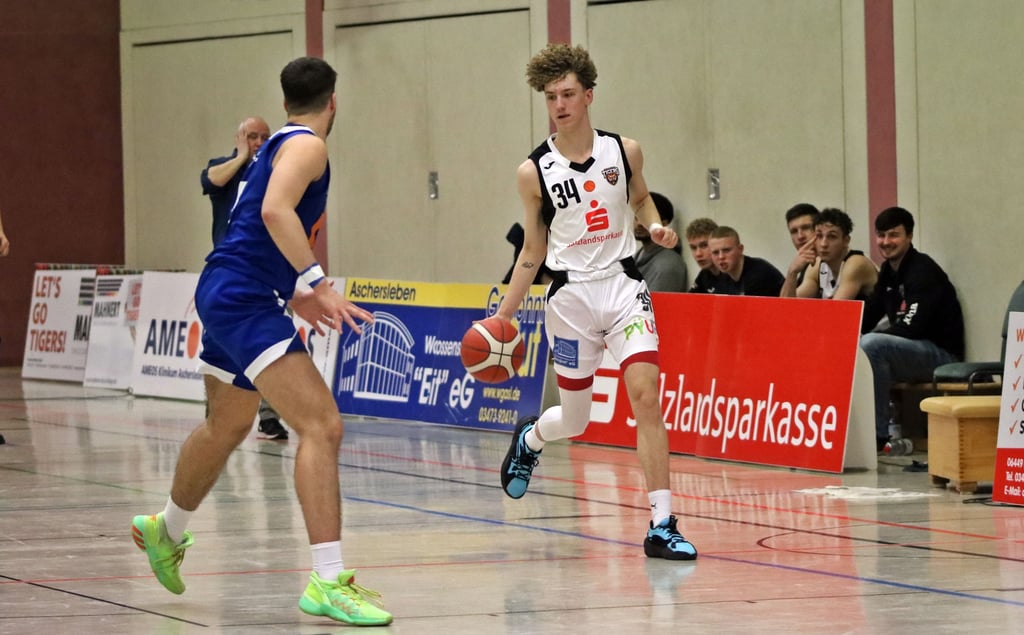 Beobachtet von seinen Teamkameraden versucht Yannick von Hain, an Matei Bodea vorbeizuziehen.
