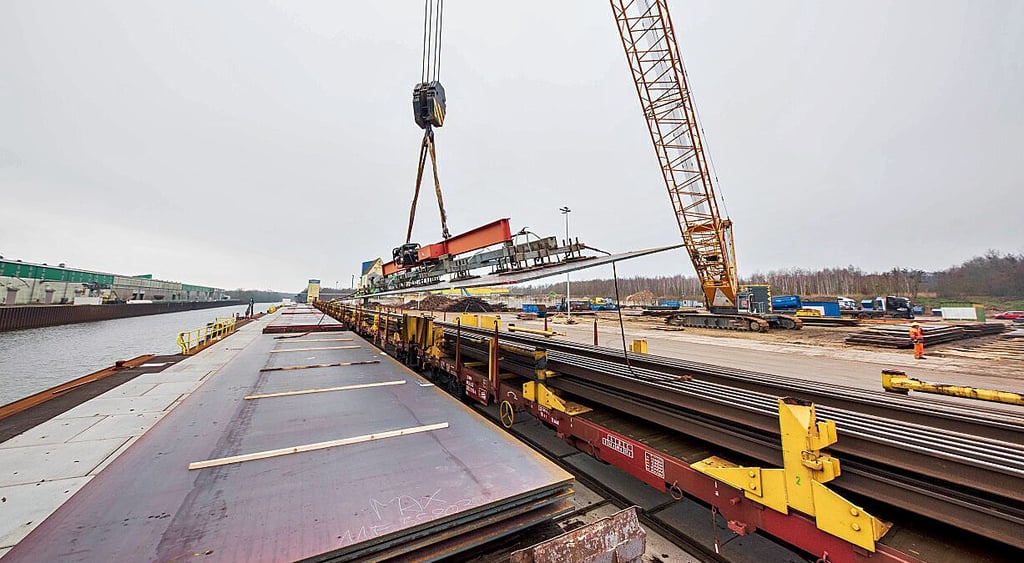 Mittels Saugtraverse hievt der Kran die Stahlbleche vom Waggon auf den Lkw.