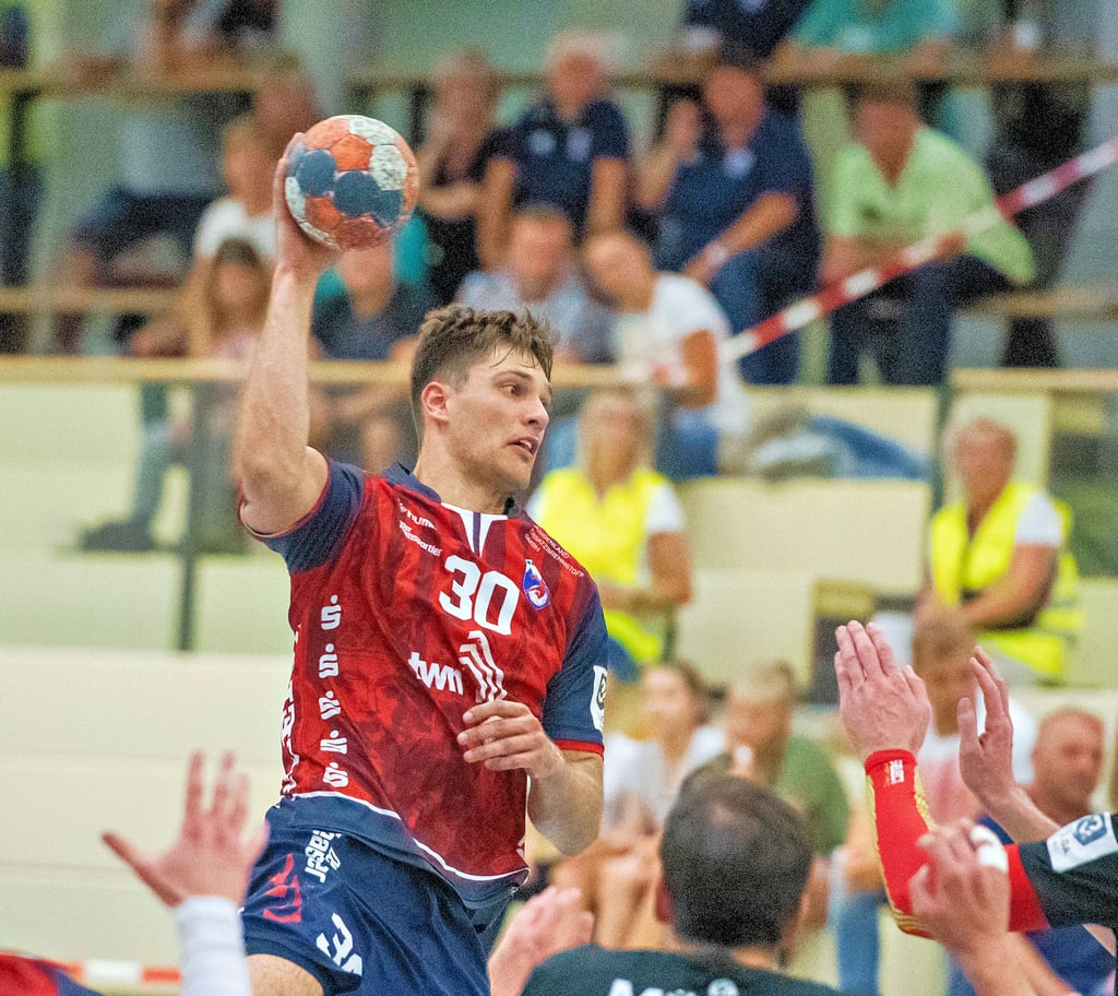 Marcel Popa (am Ball, hier in einer früheren Partie) war mit neun Treffern, davon allein sieben in der ersten Halbzeit, erfolgreichster HCB-Torschütze in Bernburg.