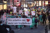 „Wir arbeiten mit Herz, nicht mit Impfpflicht“: Demonstration in Düsseldorf.