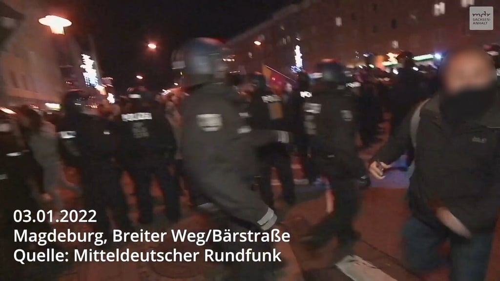 Ein Screenshot aus dem MDR-Video soll ein Köthener AfD-Mitglied während der Corona-Demonstration in Magdeburg am 3. Januar 2022 zeigen.