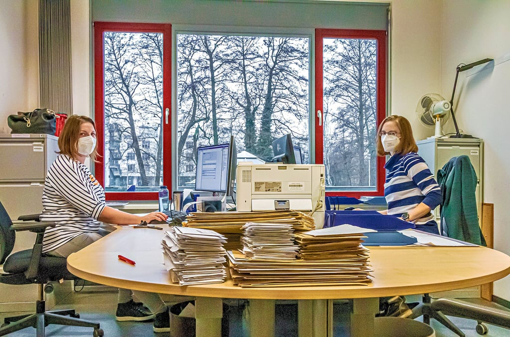 Jennifer Höhne-Karthäuser (links) und Janine Nehring sitzen vor dem Stapel mit der eingegangenen Post seit dem Jahreswechsel.