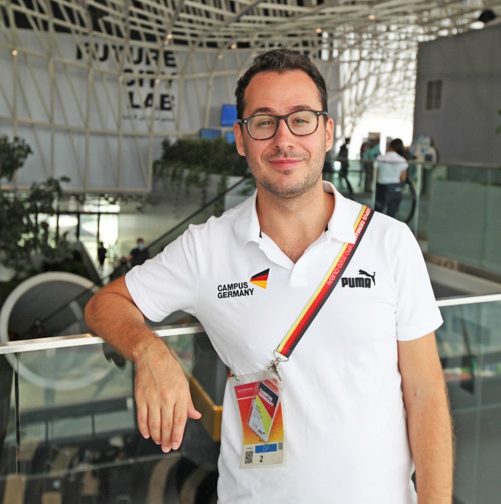 Daniel Chiarello an seinem Arbeitsort, dem Deutschen Pavillon auf der Expo - fürs Foto ohne Maske.