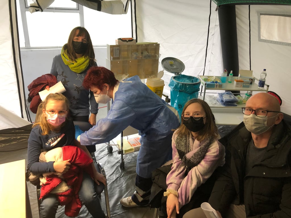 Leticia (l.) und ihre Schwester Emilia Hoffmann kamen am Samstag mit ihren Eltern ins Impfzentrum nach Zorbau, um ihre zweite Schutzimpfung gegen das Coronavirus zu erhalten.