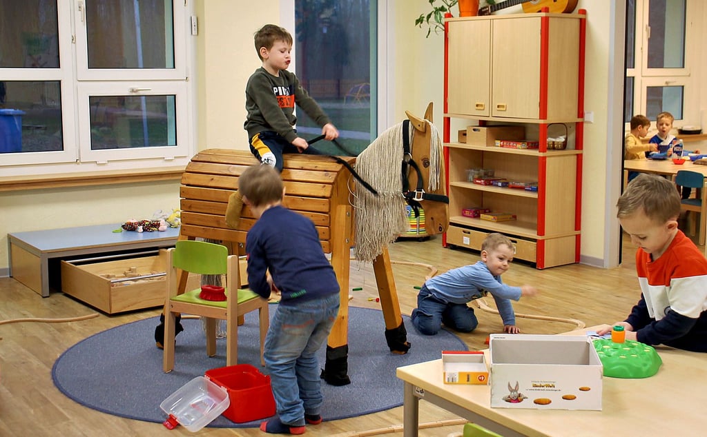 In der Kinderwohnung steht auch ein großes Holzpferd, das sehr beliebt ist.