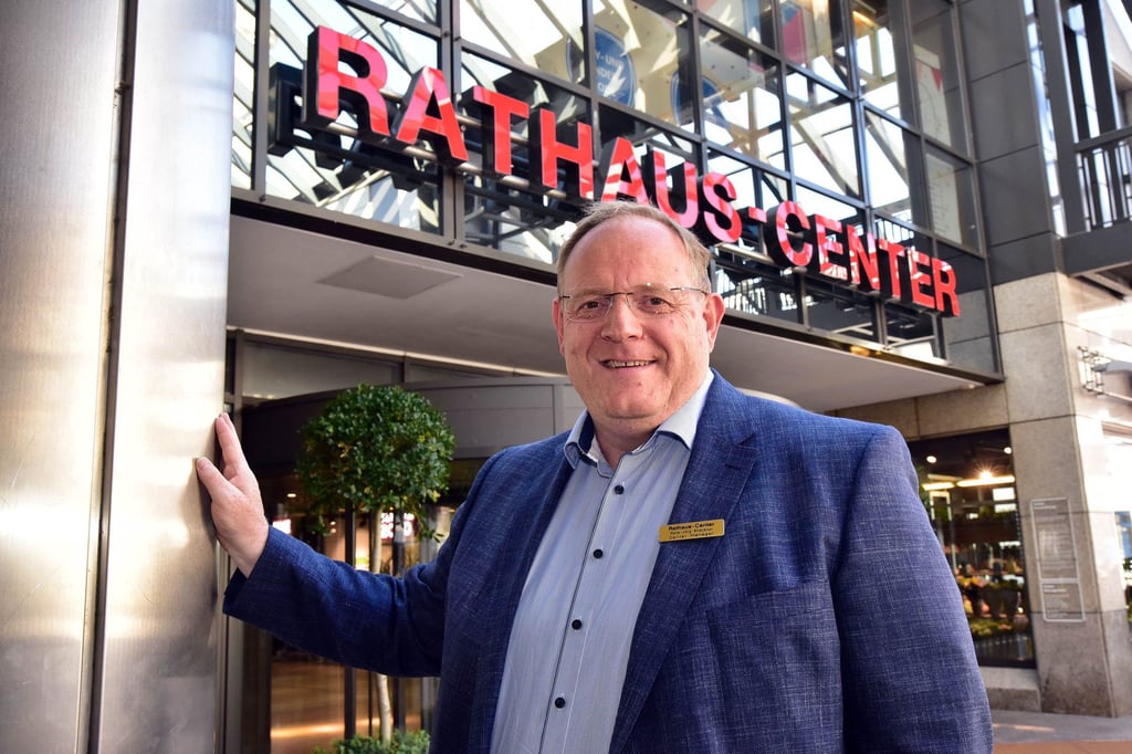 Hans-Jörg Bliesener ist Chef des Rathauscenters in Dessau. Im Januar lockt das Center mit gratis Parken am Abend.