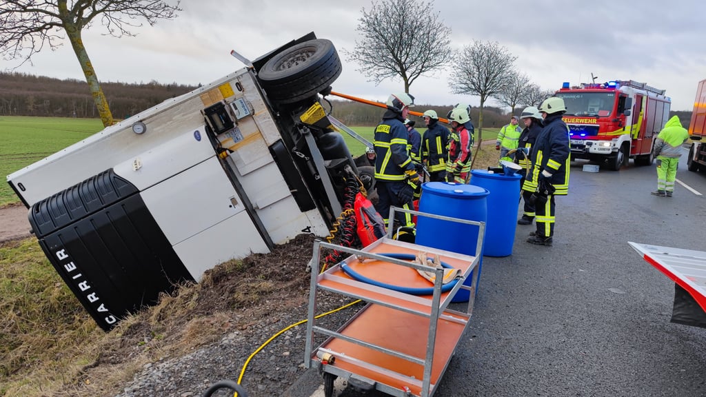 Die Feuerwehr sichert den umgestürzten Anhänger, aus dem Flüssigkeit austrat.
