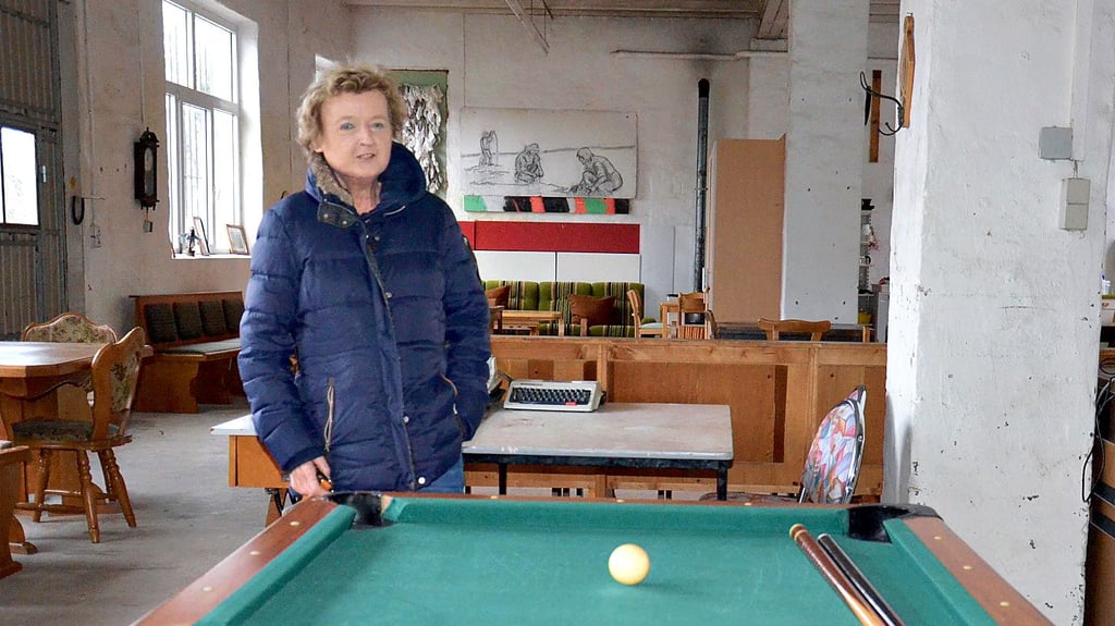 Corinna Köbele, Vorsitzende des Künstlerstadt-Vereins Kalbe, ist stolz auf den neu geschaffenen Lounge-Bereich mit Billardtisch in der Trabi-Bude. Diese wurde umgestaltet.