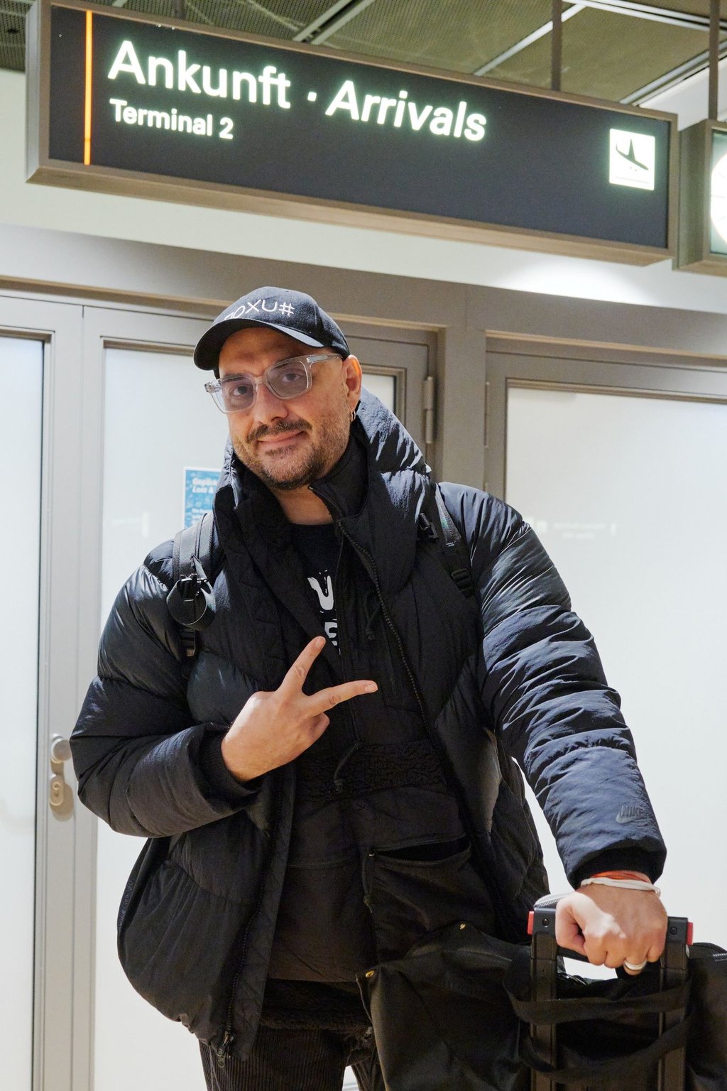 Der Film-, Opern- und Theaterregisseur Kirill Serebrennikow bei seiner Ankunft am Flughafen in Hamburg.