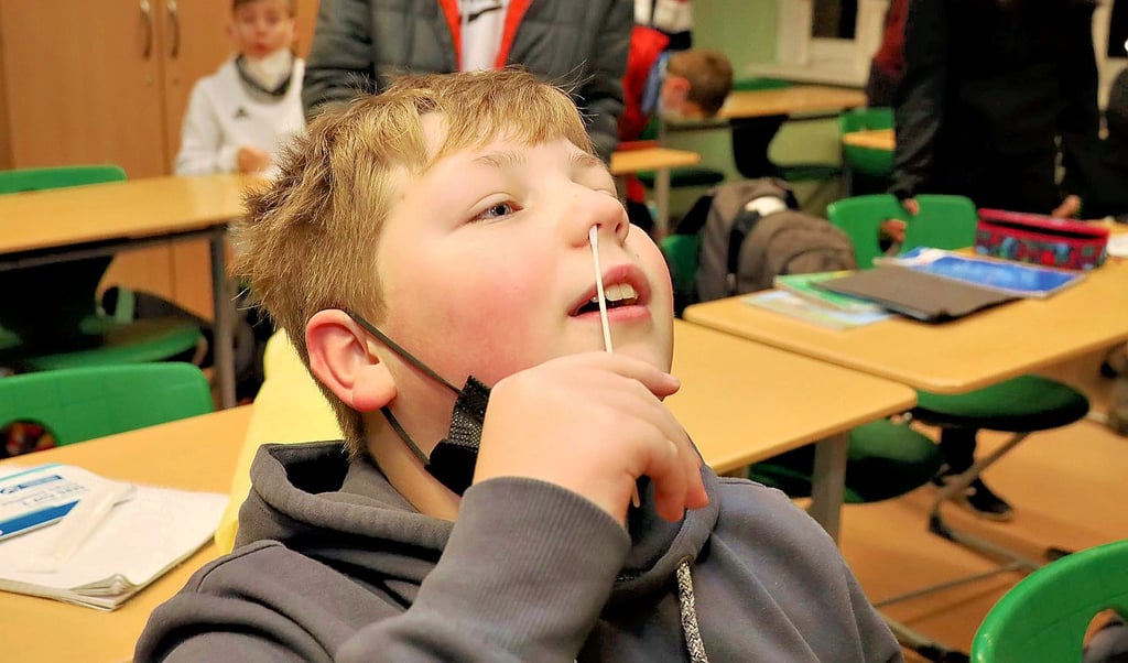Jacob Heller aus der 7a der Sekundarschule Allstedt testet sich auf das Corona-Virus.