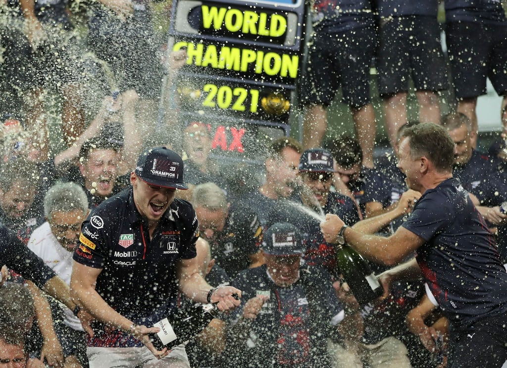 Max Verstappen (l) feiert mit Red-Bull-Teamchef Christian Horner (r) und seinem Team in der Boxengasse.