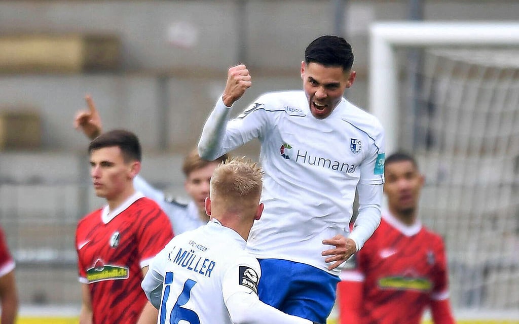 Raphael Obermair (M.) beendete seine Durtstrecke und erzielte in dieser Drittliga-Saison erstmals ein Tor für den 1. FC Magdeburg. Dieses konnte sich beim 3:2-Sieg beim SC Freiburg II sehen lassen.