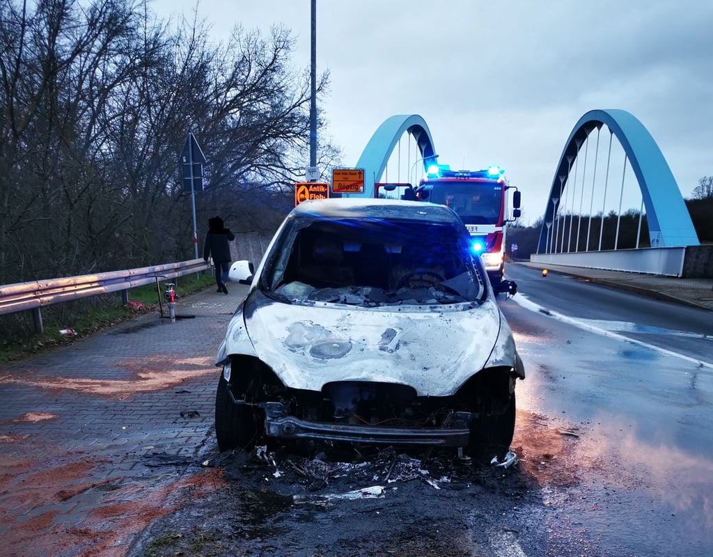In Schkopau ist ein Auto in Flammen aufgegangen.