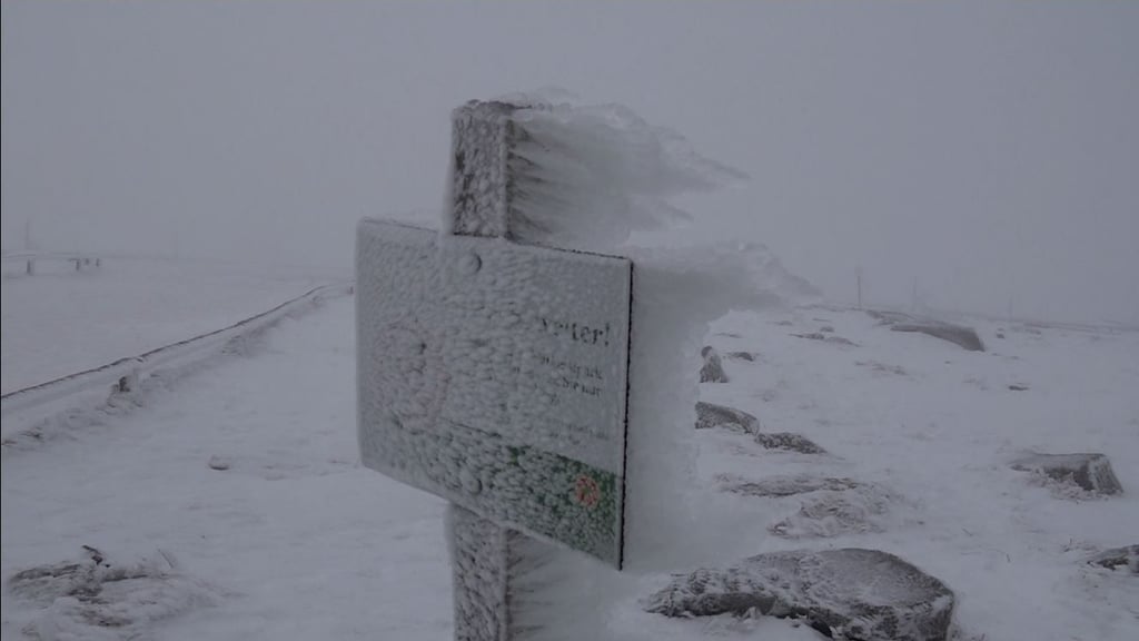 Gefrierender Sprühregen bei Temperaturen um die Minus zwei Grad Celsius hat am Montagvormittag den Brocken im Harz mit einer dicken Eisschicht überzogen. 