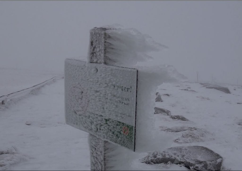 Gefrierender Sprühregen bei Temperaturen um die Minus zwei Grad Celsius hat am Montagvormittag den Brocken im Harz mit einer dicken Eisschicht überzogen.