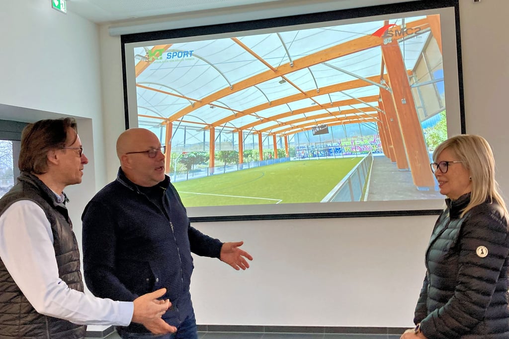 Frank Beschke (links) und Manfred Kurth informierten in Magdeburg die Sozialbeigeordnete Simone Borris über das Vorhaben, aus dem Bolzplatz im Stadtteil Diesdorf eine Kalthalle zu entwickeln.