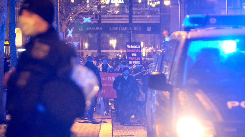 10.01.2022, Halle: Demo gegen die Corona Maßnahmen der Bundesregierung.