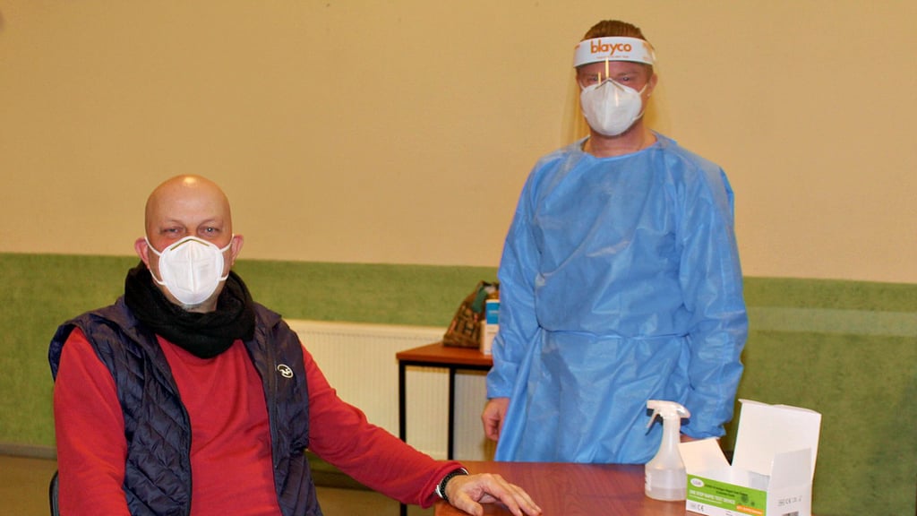 Jens Alicke (l.) und Steven Hahn halten das Testzentrum in Groß Santersleben am Laufen. Die Männer sind flexibel, wenn es darum geht, Bürgerwunschtermine zum Testen zu erfüllen.