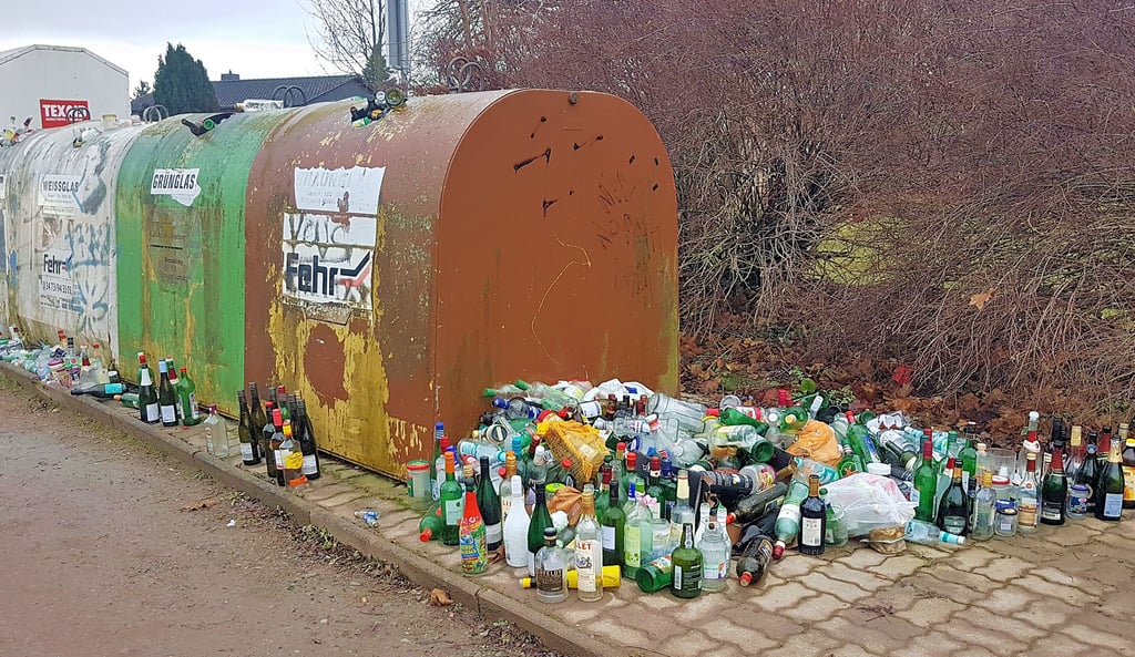 Einige der Glascontainer, hier im Drosselweg, sind so voll, dass die Bürger die Flaschen nicht mehr reinbekommen und daneben abstellen.