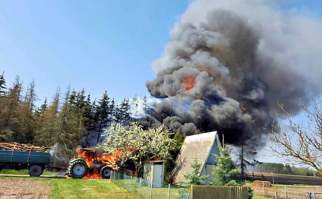 Der Brand eines Traktors im April des vergangenen Jahres lieferte bei Seehausen in Sichtweite der B 189 spektakuläre Bilder, weil er auch auf eine trockene Nadelbaumschonung übergriff. Die Landmaschine war hinterher nur noch ein Fall für den Schrotthändler.