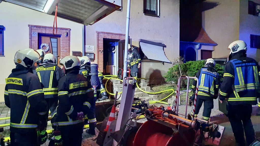 Einsatzkräfte der Feuerwehr kümmerten sicht um das beschädigte Wohnhaus.