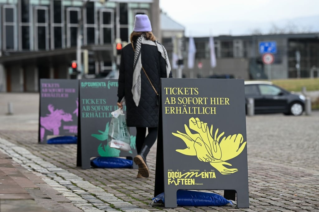 Aufsteller vor der Kunsthalle Fridericianum in Kassel werben für den Verkauf von Tickets für die documenta fifteen.