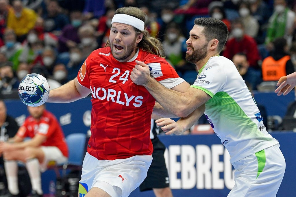 Die dänischen Handballer um Mikkel Hansen (l) gewinnen im zweiten EM-Vorrundenspiel souverän gegen Slowenien.
