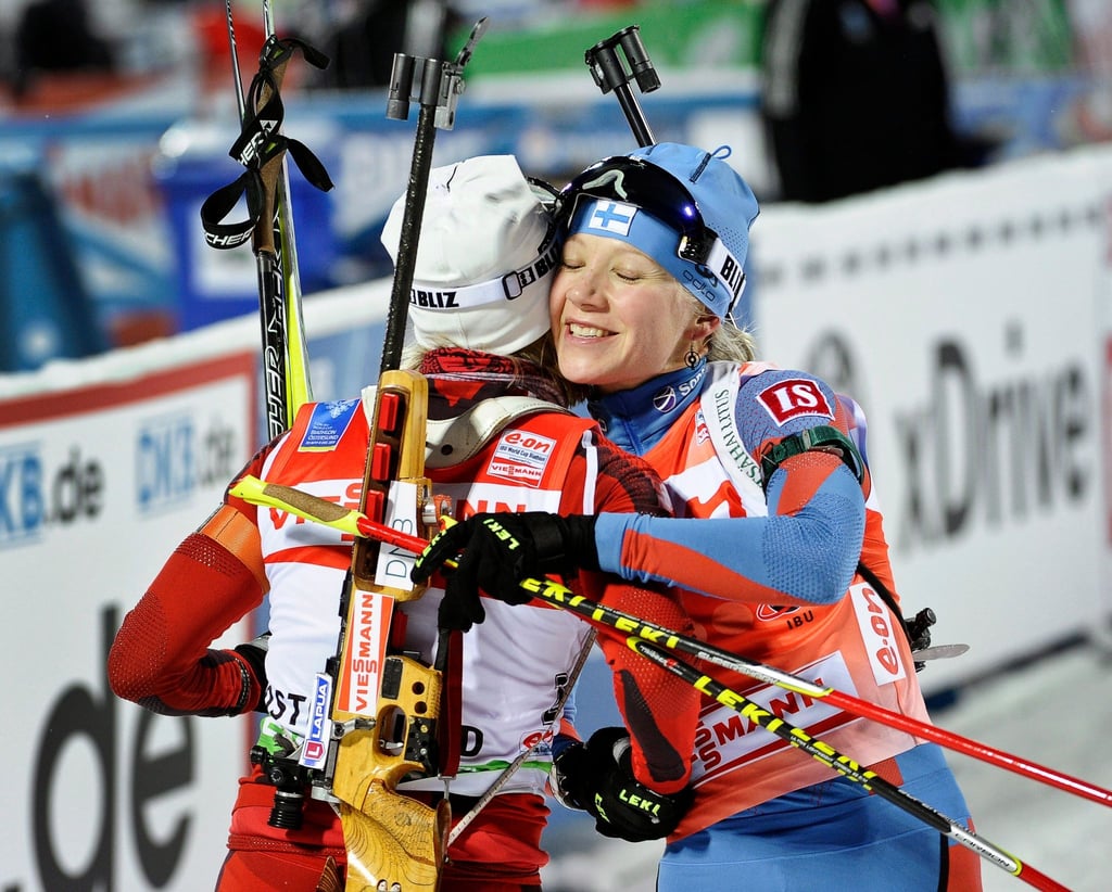 Finnlands Kaisa Mäkäräinen (r) gratuliert Norwegens Tora Berger (l) nach einem Rennen.