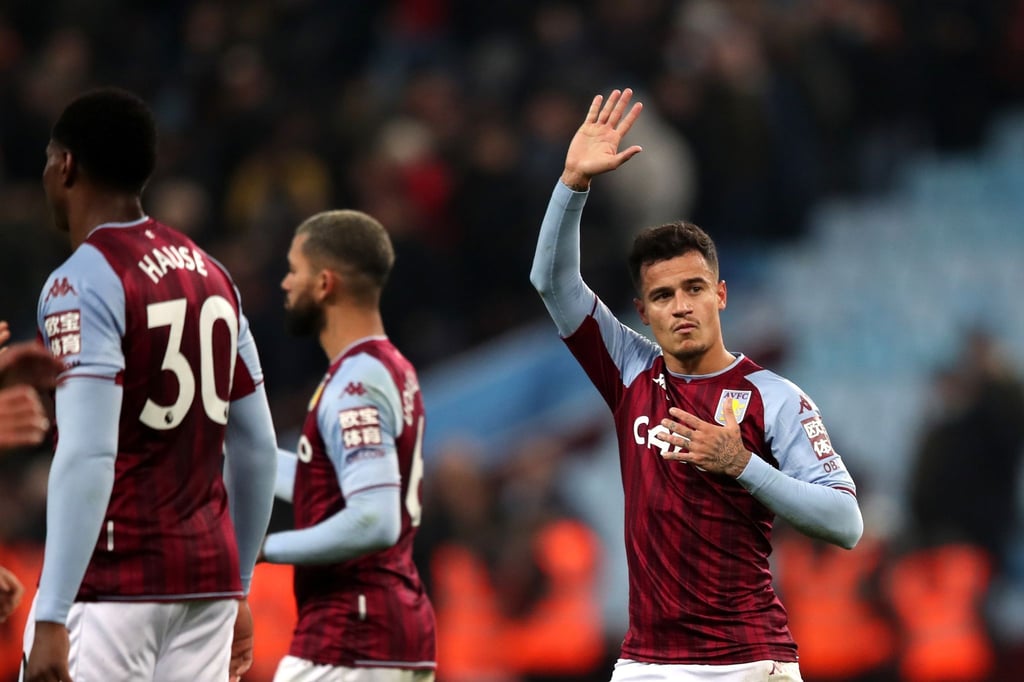 Aston Villas Neuzugang Philippe Coutinho (r) trifft zum 2:2-Endstand gegen Manchester United.