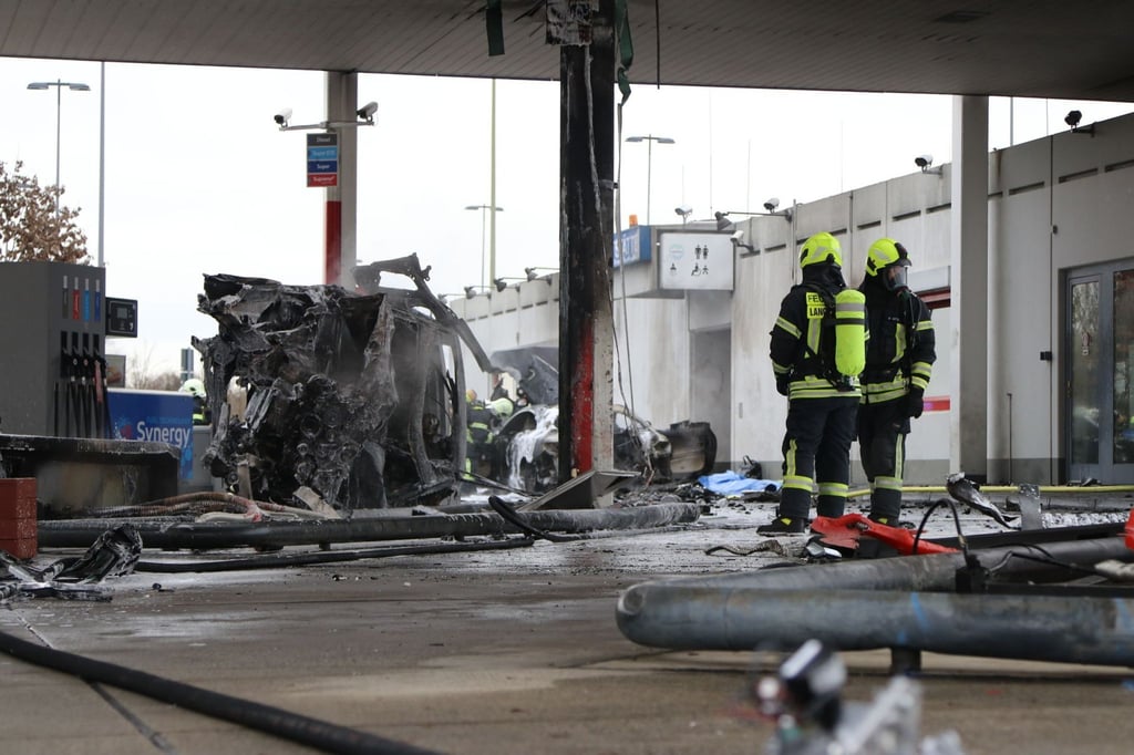 An der Raststätte Langen-Bergheim in Hessen hat es gebrannt, zwei Fahrzeuge waren in den Vorfall involviert.