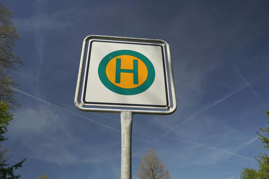 Ein Haltestellenschild