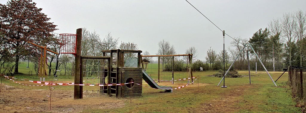 Der Spielplatz in Kehnert: Abgesperrt sind die Reste des alten Holzschiffes. Ob die erhalten bleiben können, soll geprüft werden.