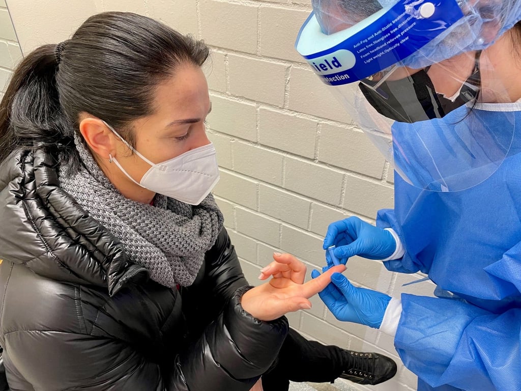 Franziska Puchta ist dreifach geimpft und genesen. Sie lässt einen Anitkörpertest durchführen, um Klarheit über mögliche Antikörper zu erhalten.