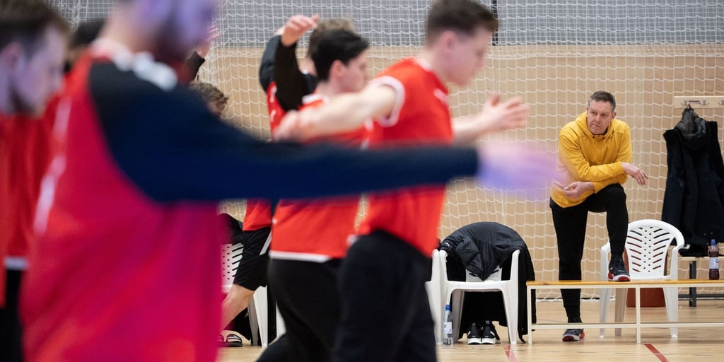 Bundestrainer Alfred Gislason (r) beim Training der deutschen Handball-Nationalmannschaft.