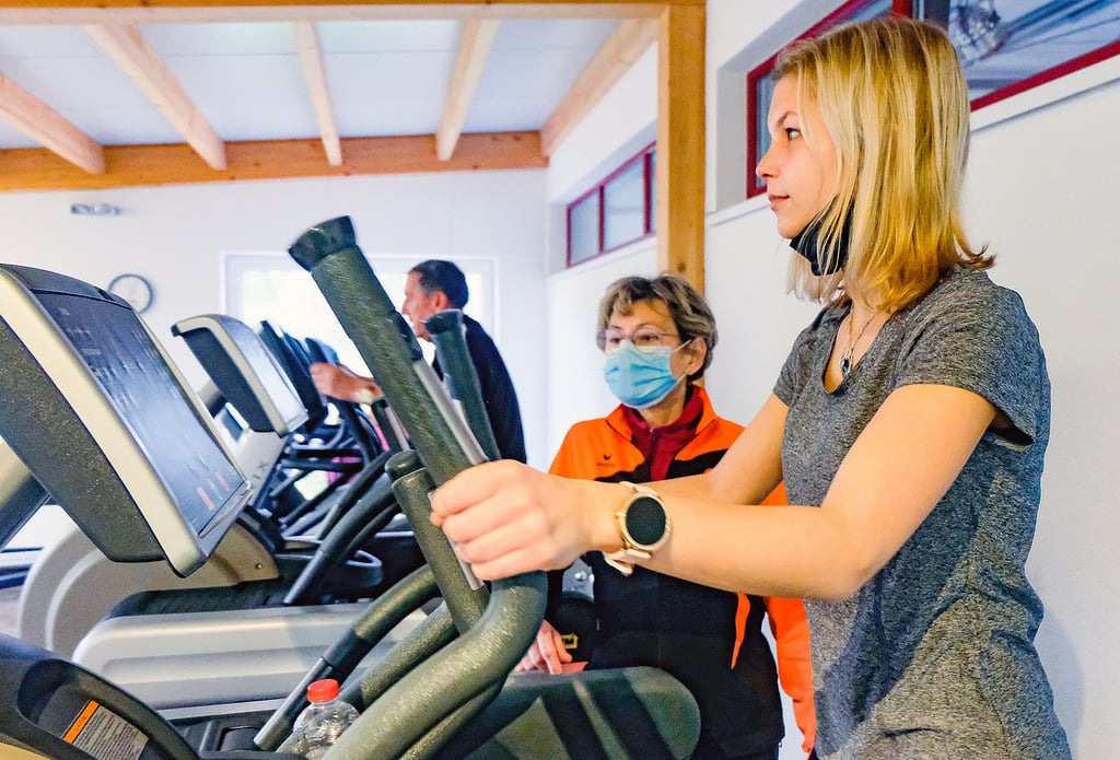 Jessica Bestier aus Schweinitz (rechts), hier auf dem Cross-Trainer, hat 2022 mit dem Sporttreiben begonnen.