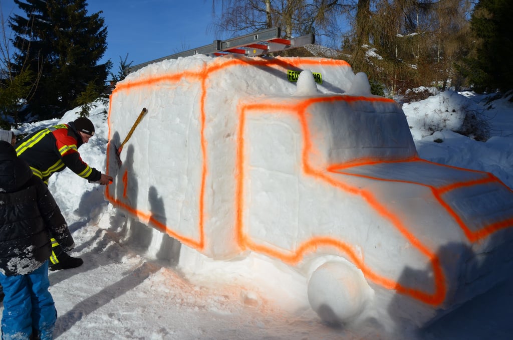 Die Schierker Wintersportwochen starten am 29. Januar und finden in diesem Jahr drei Wochen lang statt. Ein besonderes Highlight wird das Iglufest im Kurpark am 12. Februar sein. Im Februar 2017 ist beim Iglufest der Schierker Wintersportwochen dieses Feuerwehrauto entstanden.
