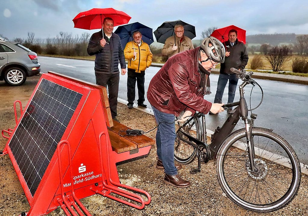Uwe Maul aus Tilleda nutzte die Ladebank als erster. Neben Fahrrad aufladen und auf der Bank ausruhen kann man dort auch noch sein Handy aufladen.