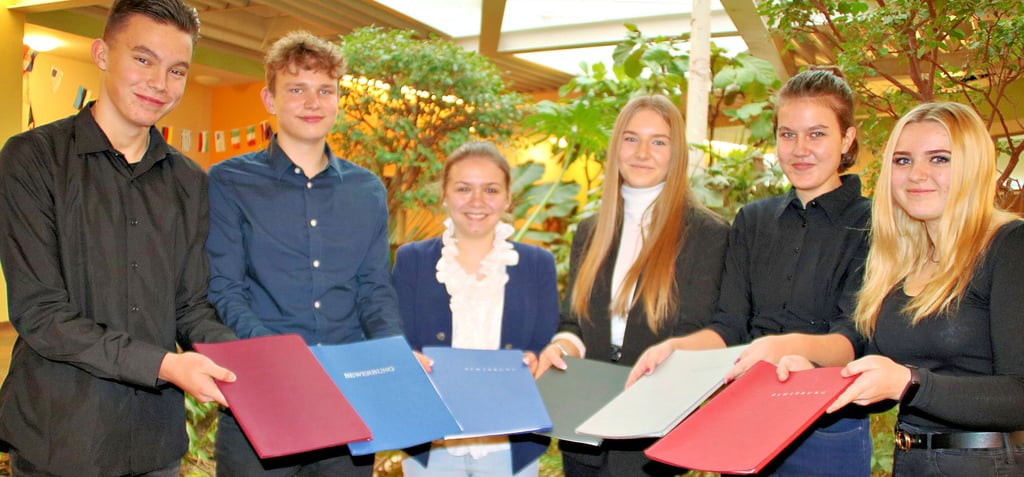 Bewerbertag in Zielitz: Frisch frisiert und mit passender Kleidung legten die Schüler der 9. Klassen ihre Bewerbungsmappen vor.
