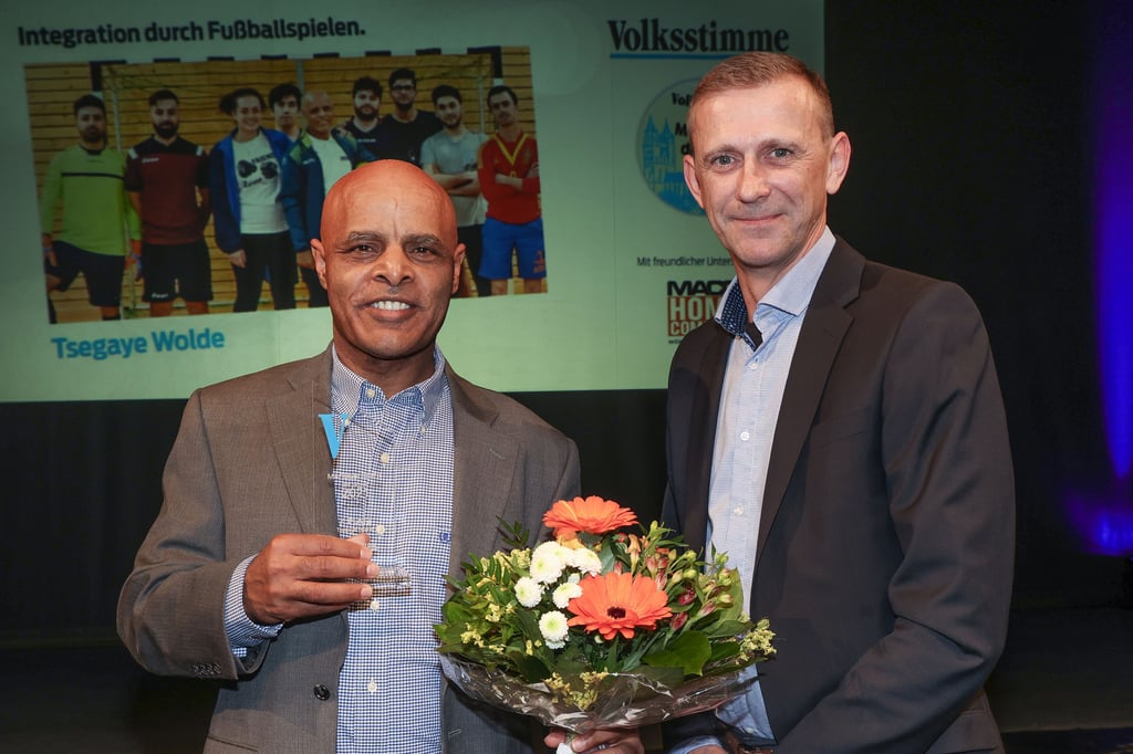 Tsegaye Wolde (links) wurde bei der Wahl zum Magdeburger des Jahres 2021 siebenter Sieger. Die Laudation hielt Volksstimme-Redakteur Ivar Lüthe.
