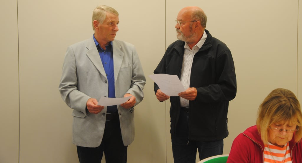 Am 7. Mai 2015 nahm Rainer Klinzmann (rechts) als ältestes Ratsmitglied dem neugewählten Ortschef Lothar Köppe den Eid ab. Wen er diesmal vereidigen wird, entscheidet sich am 6. März.