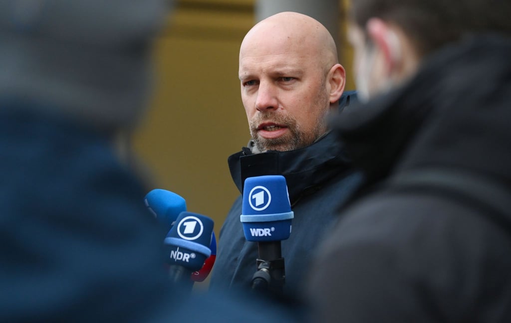 DHB-Sportvorstand Axel Kromer nimmt an einem Medientermin vor dem Mannschaftshotel teil.