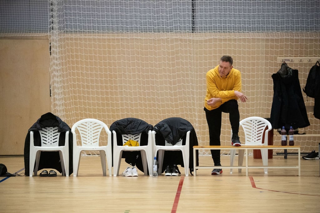 Bundestrainer Alfred Gislason muss auf fünf weitere Spieler verzichten, die positiv auf Corona getestet wurden.