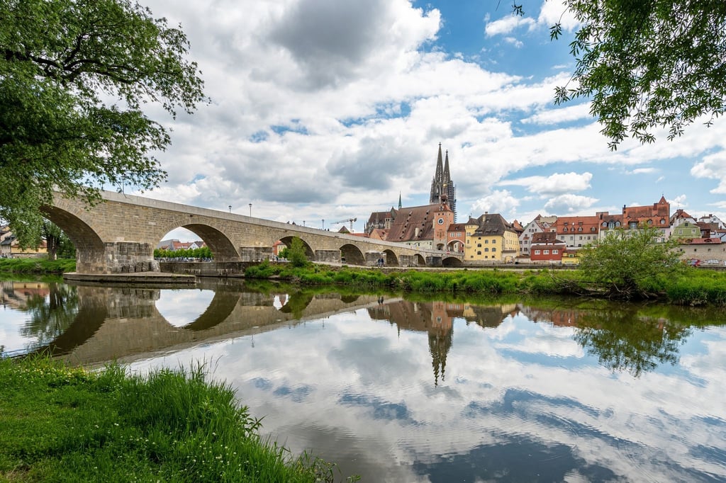 Die Steinerne Brücke ist ein bekanntes Wahrzeichen Regensburgs.