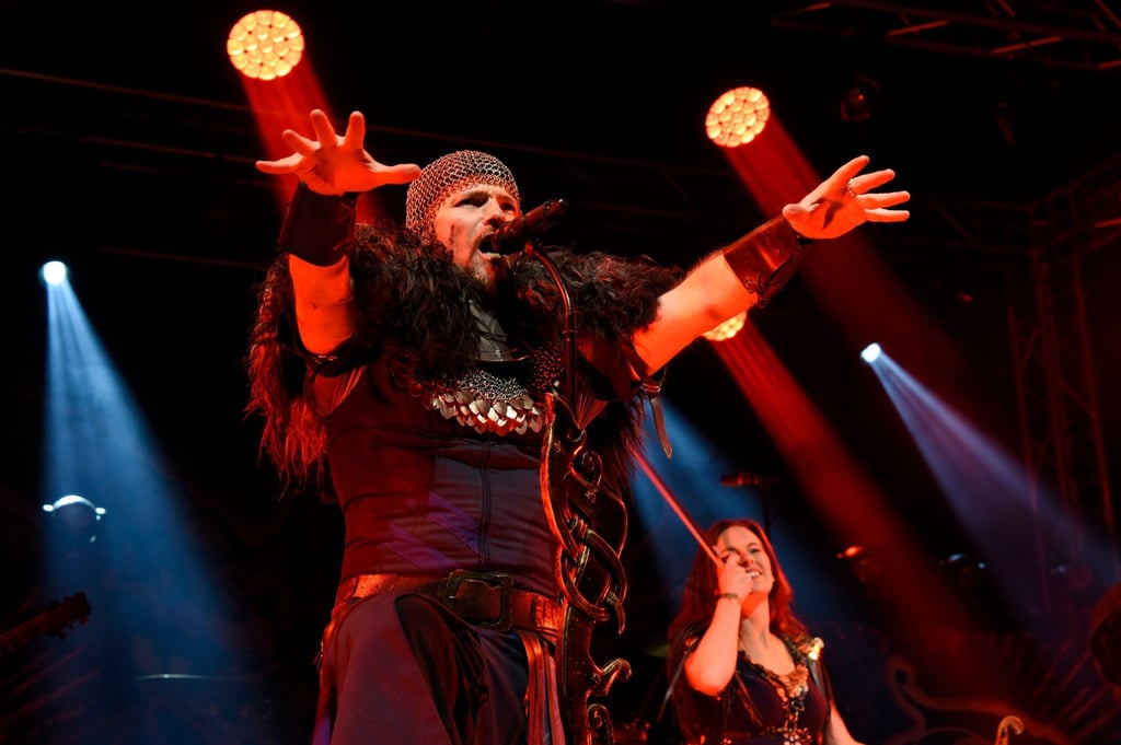 Die deutsche Mittelalter-Metal-Band Feuerschwanz hat es an die Spitze der deutschen Album-Charts geschafft.
