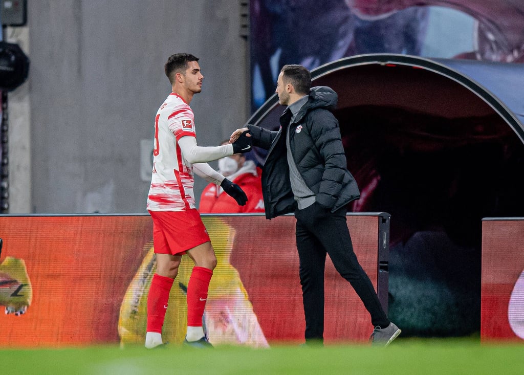 RB Leipzigs Cheftrainer Domenico Tedesco mit Andre Silva.