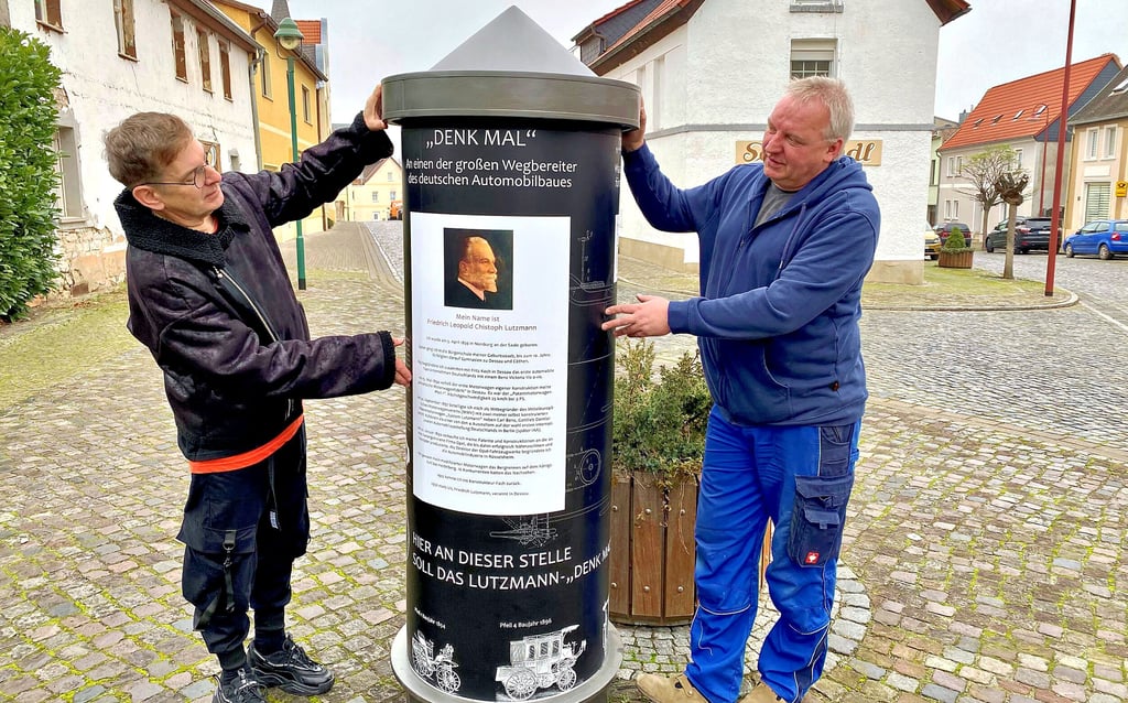 An dieser Stelle soll das Lutzmann-Denkmal in Nienburg entstehen. Dafür hat Vereinsvorsitzender Michael Bunge (links) eine Säule kreiert, auf der auf die Spendenhöhe aufmerksam gemacht werden soll. Auch der stellvertretende Vereinsvorsitzende Christian Kiesewetter hofft auf viel Unterstützung.